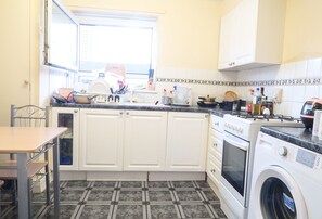 Camera doppia, 1 letto matrimoniale | Cucina privata | Frigorifero, microonde, forno, piano cottura