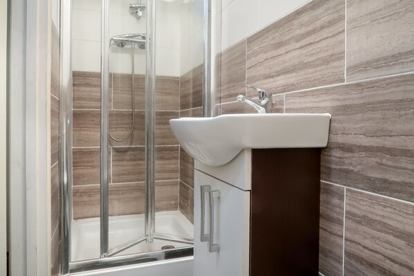 Habitación doble, 1 cama matrimonial | Baño | Tina con regadera y toallas 