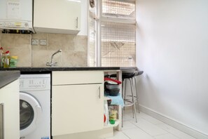 Double Room, 1 Double Bed | Private kitchen | Fridge, microwave, oven, stovetop - Portway Deluxe En Suite Room (London)