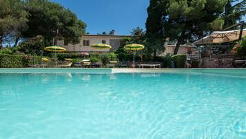 Piscine extérieure (ouverte en saison), parasols de plage