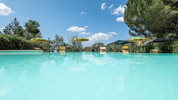 Piscine extérieure (ouverte en saison), parasols de plage