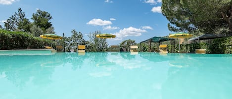 Piscina stagionale all'aperto, ombrelloni da piscina, lettini