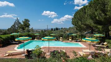 Piscina stagionale all'aperto, ombrelloni da piscina, lettini