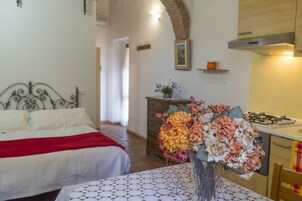 Cortinas blackout, cunas, wifi gratis y ropa de cama 