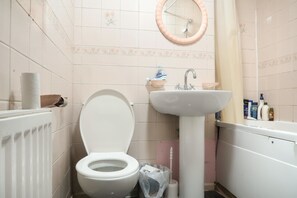 Double Room, 1 Double Bed | Bathroom | Combined shower/tub, towels
