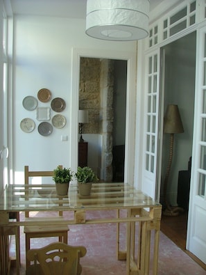 Apartamento, 1 quarto (2 pax) | Área de estar | TV de tela plana