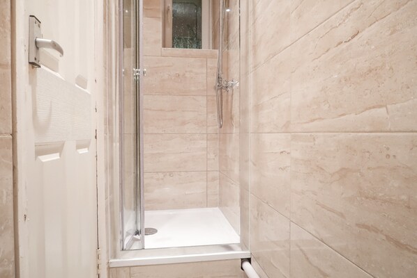 Double Room, 1 Double Bed | Bathroom - Welstead House Deluxe Guest Room (London)