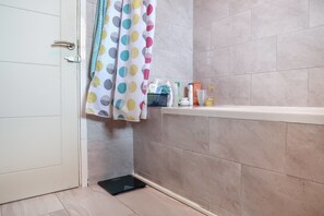 Double Room, 1 Double Bed | Bathroom | Combined shower/bathtub, towels - Oban Street Deluxe Guest Room (London)