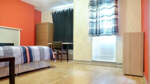 Chambre Double, 1 lit double | Fer et planche à repasser, Wi-Fi gratuit, draps fournis