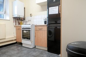 Double Room, 1 Double Bed | Shared kitchen | Fridge, microwave, oven, stovetop - Maydwell House Deluxe Guest Room (London)