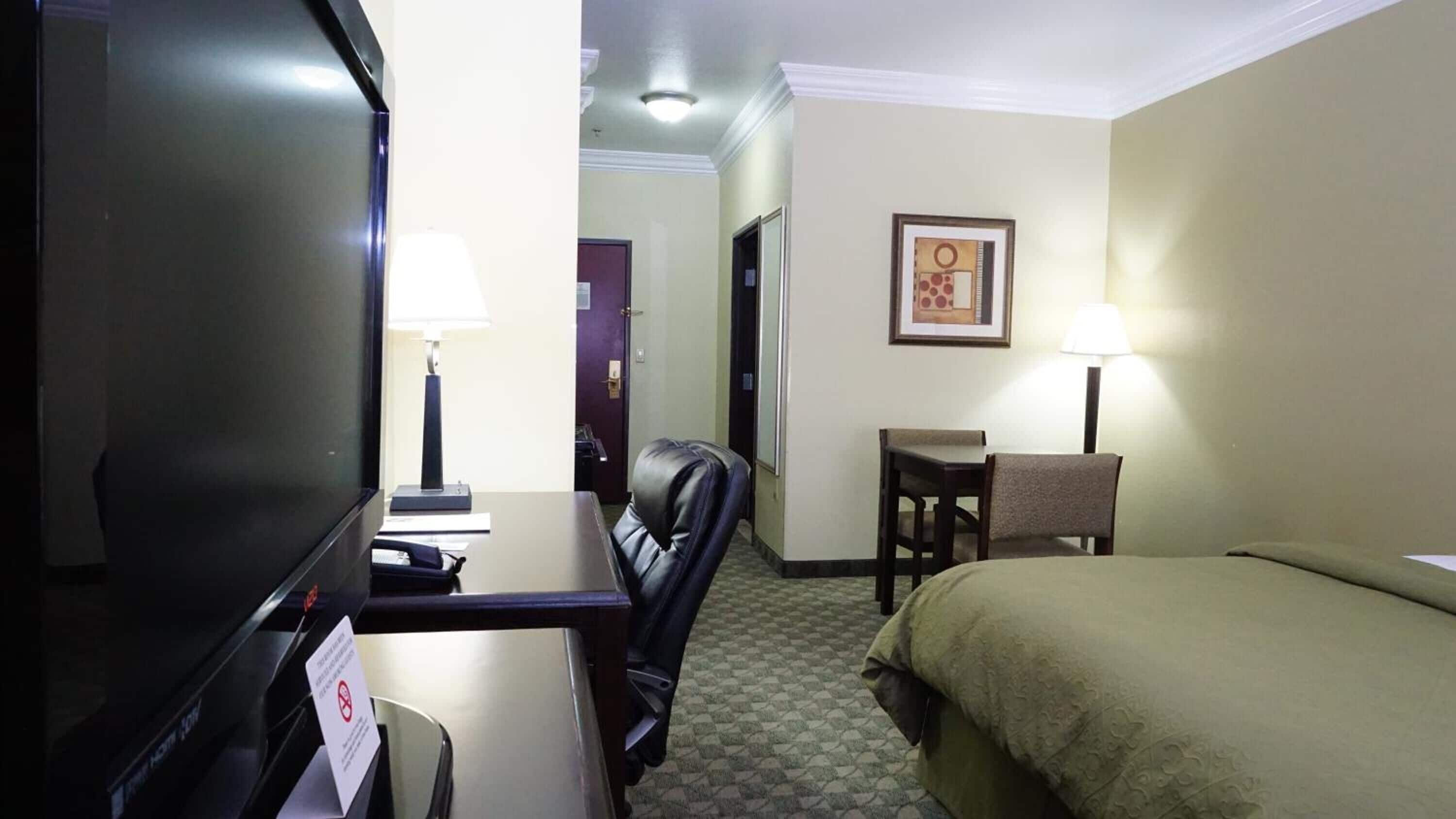 in-room safe, desk, laptop workspace, blackout curtains