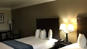 Quarto casal básico | Cofres nos quartos, escrivaninha, espaço de trabalho para notebook