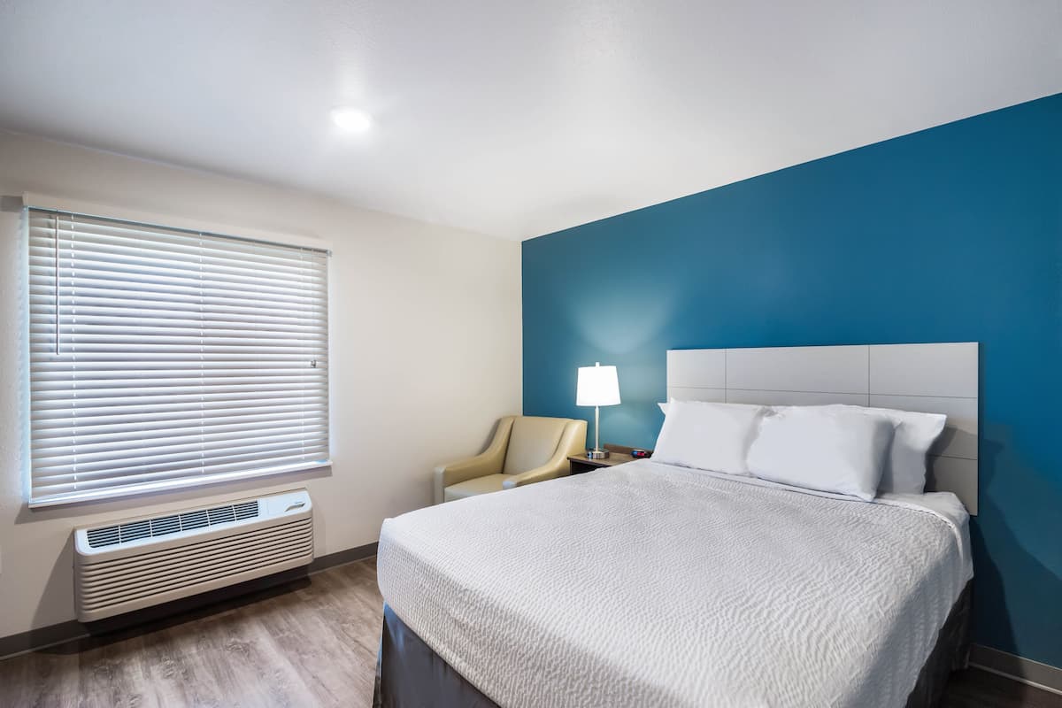 1 bedroom, premium bedding, pillowtop beds, desk