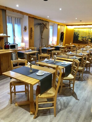 Desayuno buffet diario (EUR 12 por persona)