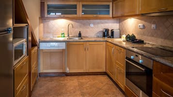 Premium-Apartment | Eigene Küche | Mini-Kühlschrank, Wasserkocher mit Kaffee-/Teezubehör, Wasserkocher