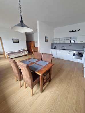Apartment, 2 Schlafzimmer | Wohnbereich | LCD-Fernseher