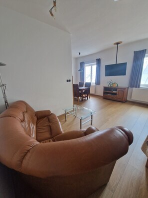 Apartment, 2 Schlafzimmer | Wohnbereich | LCD-Fernseher