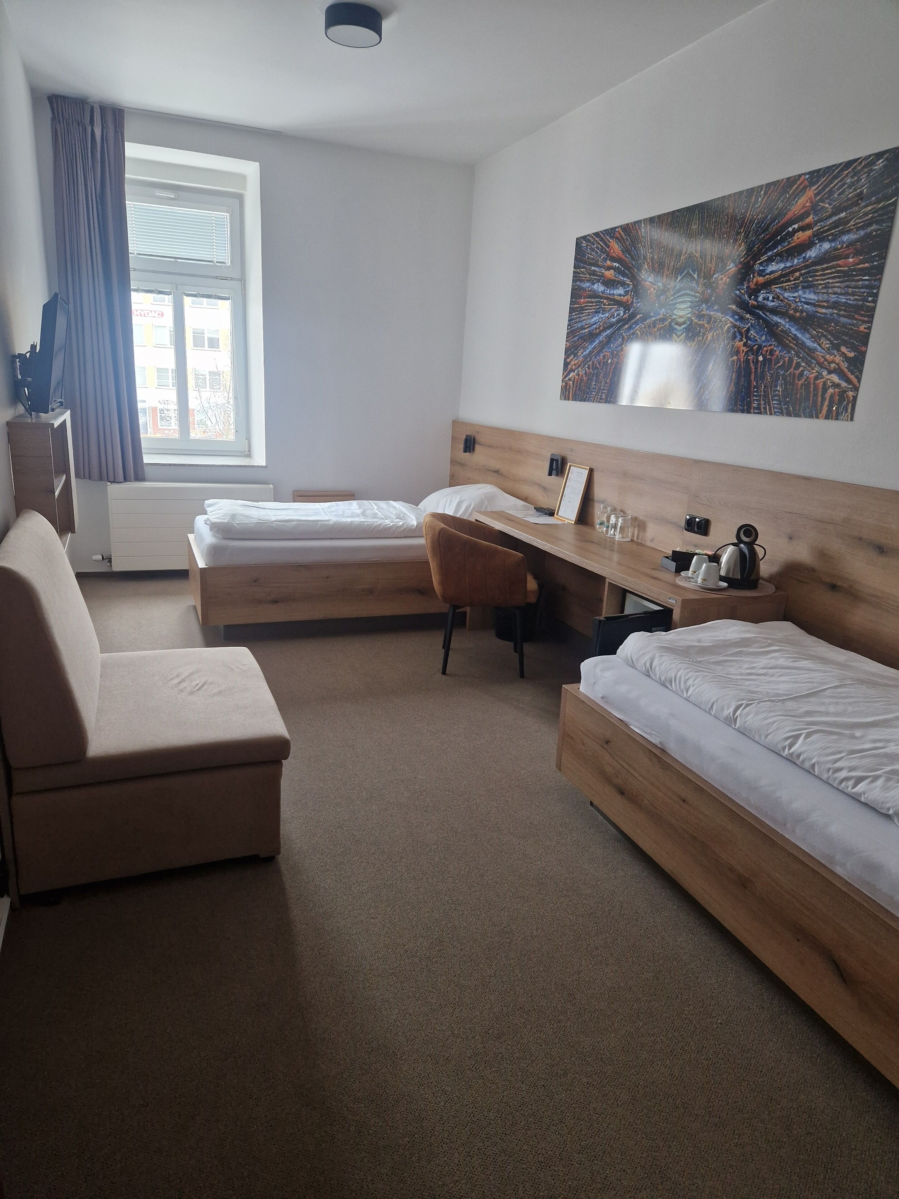 Phòng | Bàn, khu vực làm việc phù hợp cho laptop, màn/rèm cản sáng 