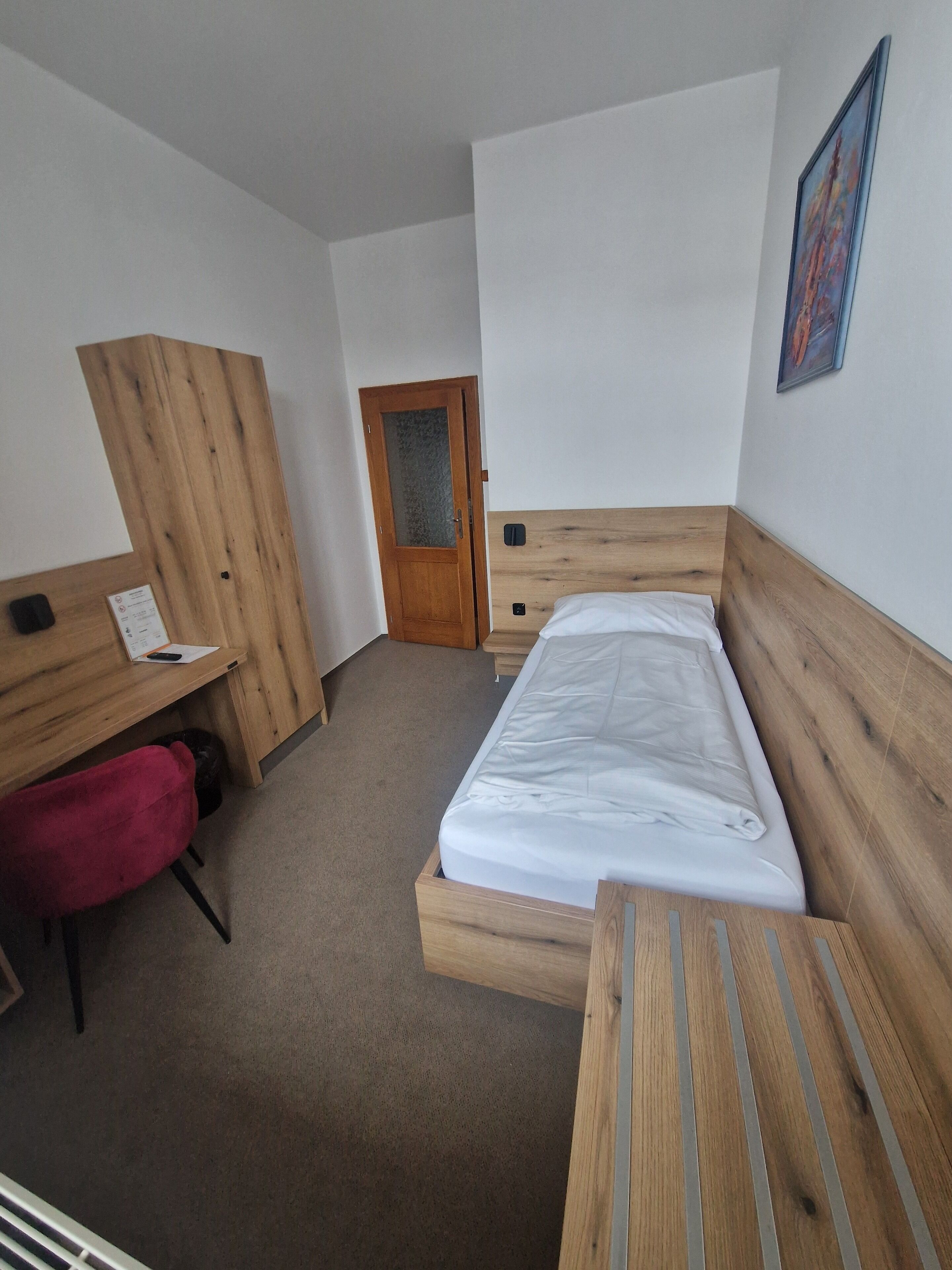 Escritorio, espacio para trabajar con laptop y cortinas blackout 