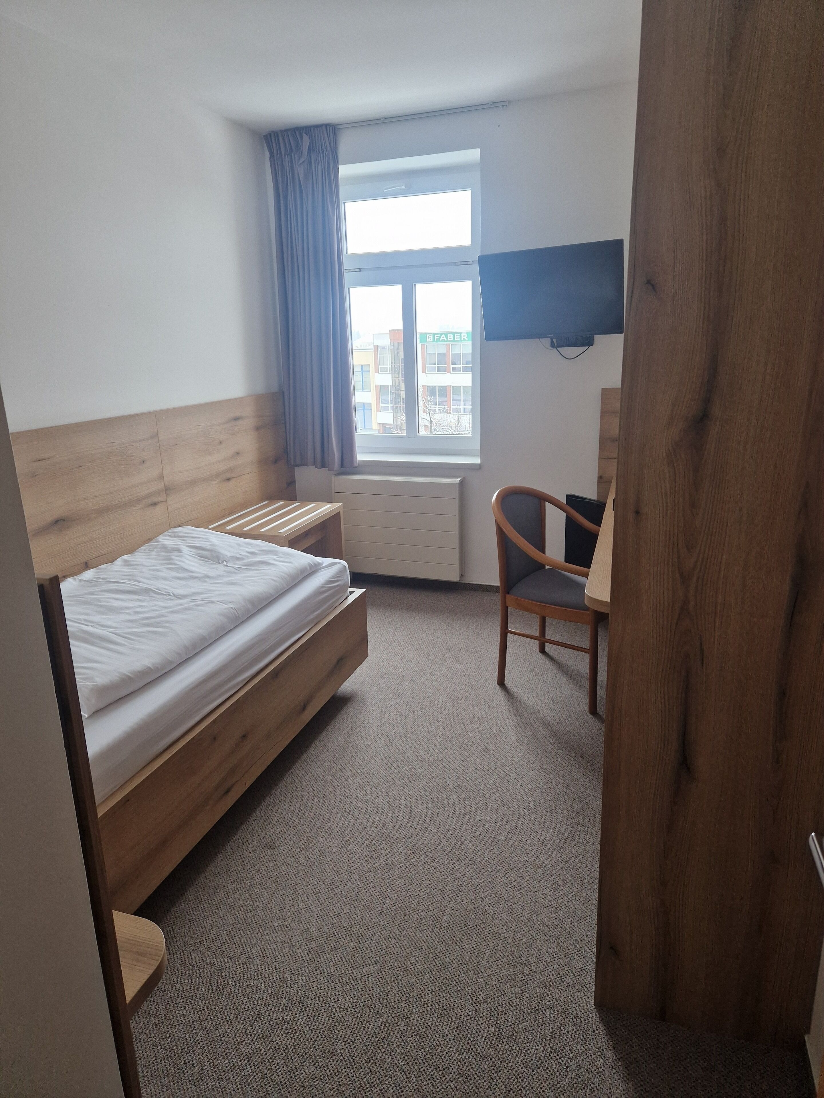 Phòng đơn | Bàn, khu vực làm việc phù hợp cho laptop, màn/rèm cản sáng 