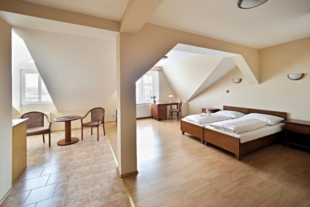 Deluxe-huone, 1 parisänky | Työpöytä, kannettavalle tietokoneelle sopiva työtila, pimennysverhot