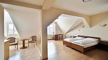 1 habitación, escritorio y espacio para trabajar con laptop