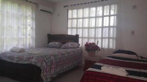 Family Triple Room | Iron/ironing board, free WiFi - Posada Miss Claris (San Andrés)