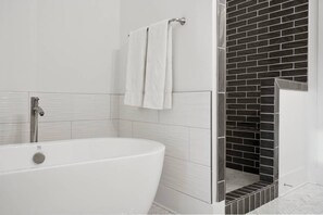 Ensemble douche/baignoire, sèche-cheveux, serviettes fournies, savon