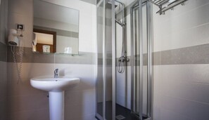 Ducha, artículos de tocador gratuitos, secador de pelo, toallas
