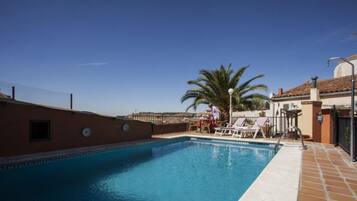 Una piscina al aire libre de temporada