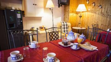 Daily continental breakfast (EUR 5 per person)