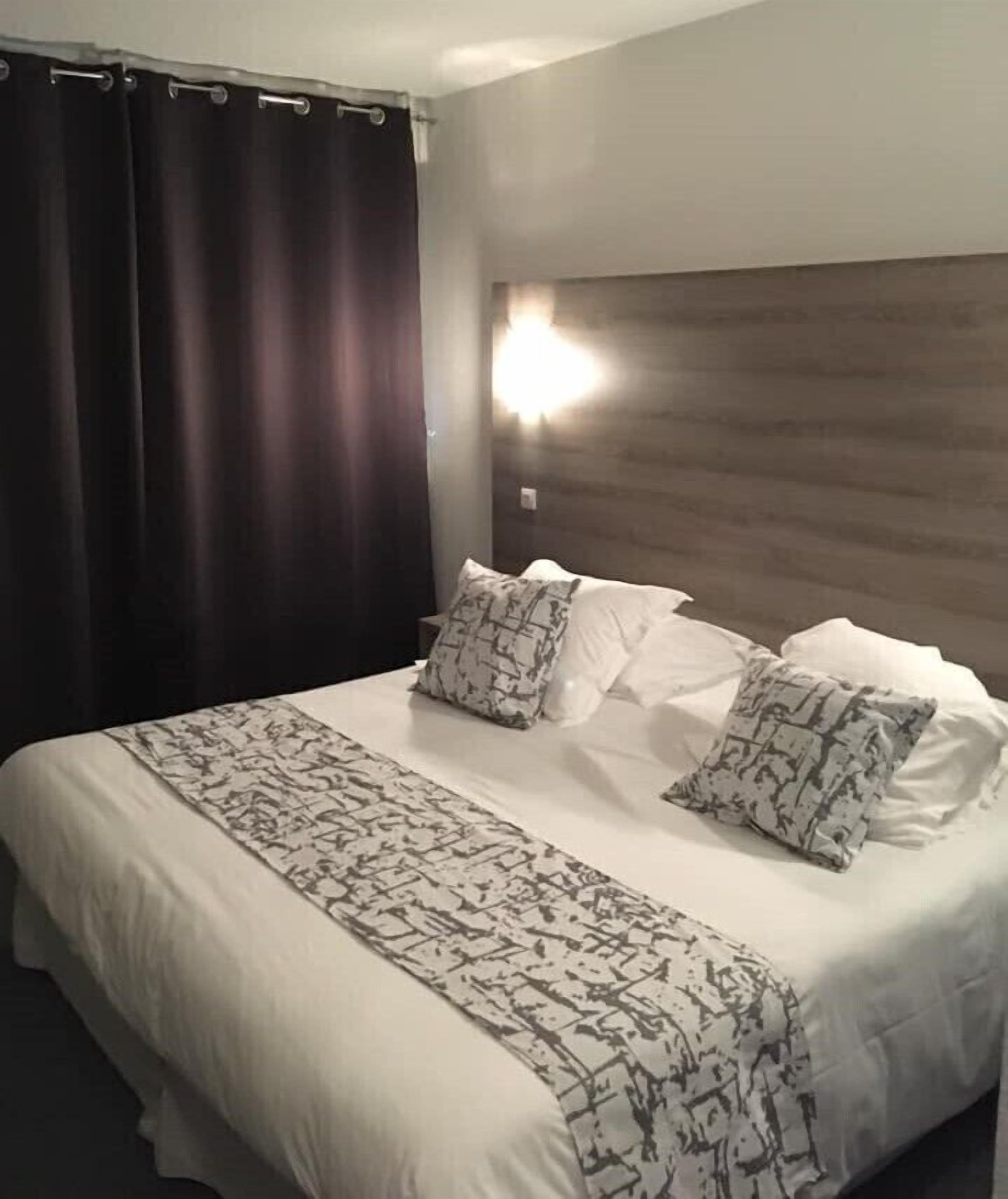 comfort triple room | blackout curtains, iron/ironing board, free wifi, bed sheets
