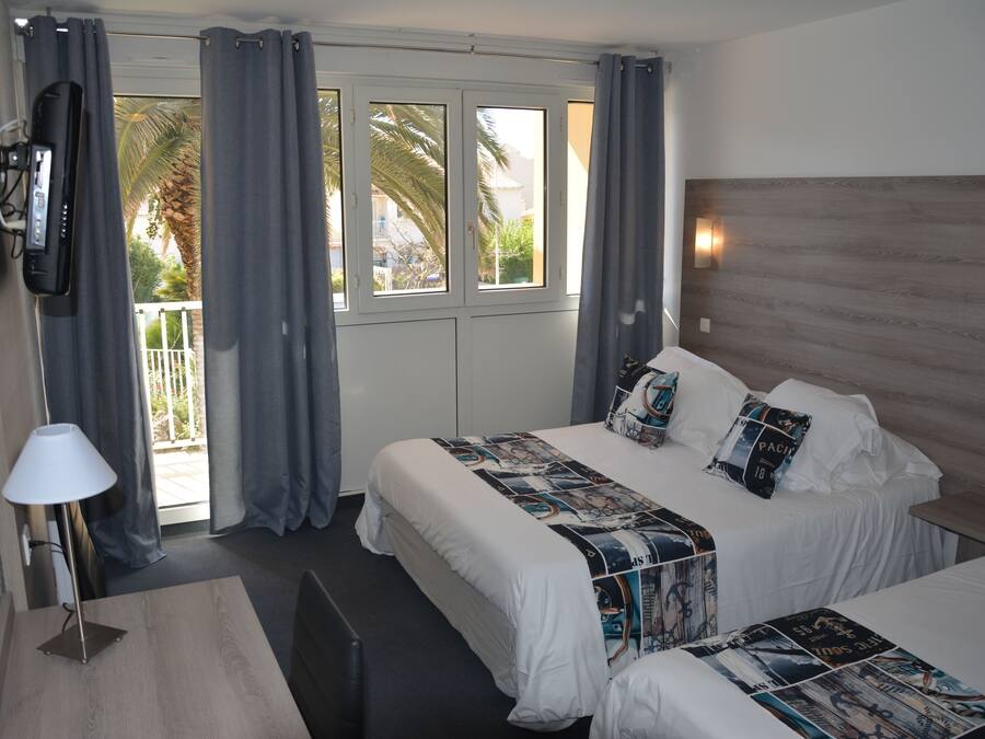 Comfort Triple Room | Blackout curtains, iron/ironing board, free WiFi, bed sheets