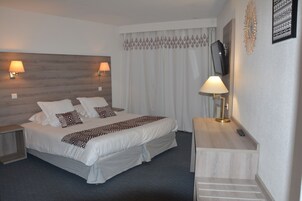 Superior-Doppelzimmer, Balkon, Poolblick | Verdunkelungsvorhänge, Bügeleisen/Bügelbrett, kostenloses WLAN
