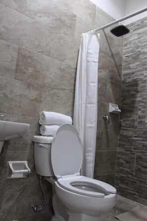 Dusche, kostenlose Toilettenartikel, Handtücher, Seife