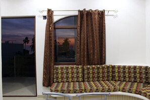 Classic-Apartment, 2 Schlafzimmer, Balkon | Wohnbereich