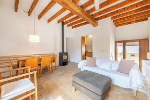 Departamento, 2 habitaciones, vista al jardín | Área de sala de estar | Televisión LED de 35 pulgadas con canales digitales y televisión 