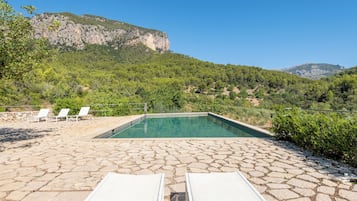 Piscine extérieure, chaises longues