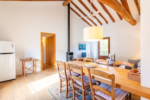 Departamento familiar, 2 habitaciones, vista a la montaña | Área de sala de estar | Televisión LED de 35 pulgadas con canales digitales y televisión 