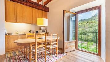 Appartement, 1 chambre, vue montagne | Cuisine privée | Grand réfrigérateur, micro-ondes, four, plaque de cuisson