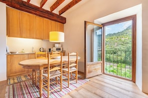 Departamento, 1 habitación, vista a la montaña | Cocina privada | Refrigerador con congelador, microondas, horno y parrilla de estufa 