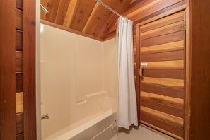 Casa | Banheiro | Secador de cabelo, sabonete, shampoo 