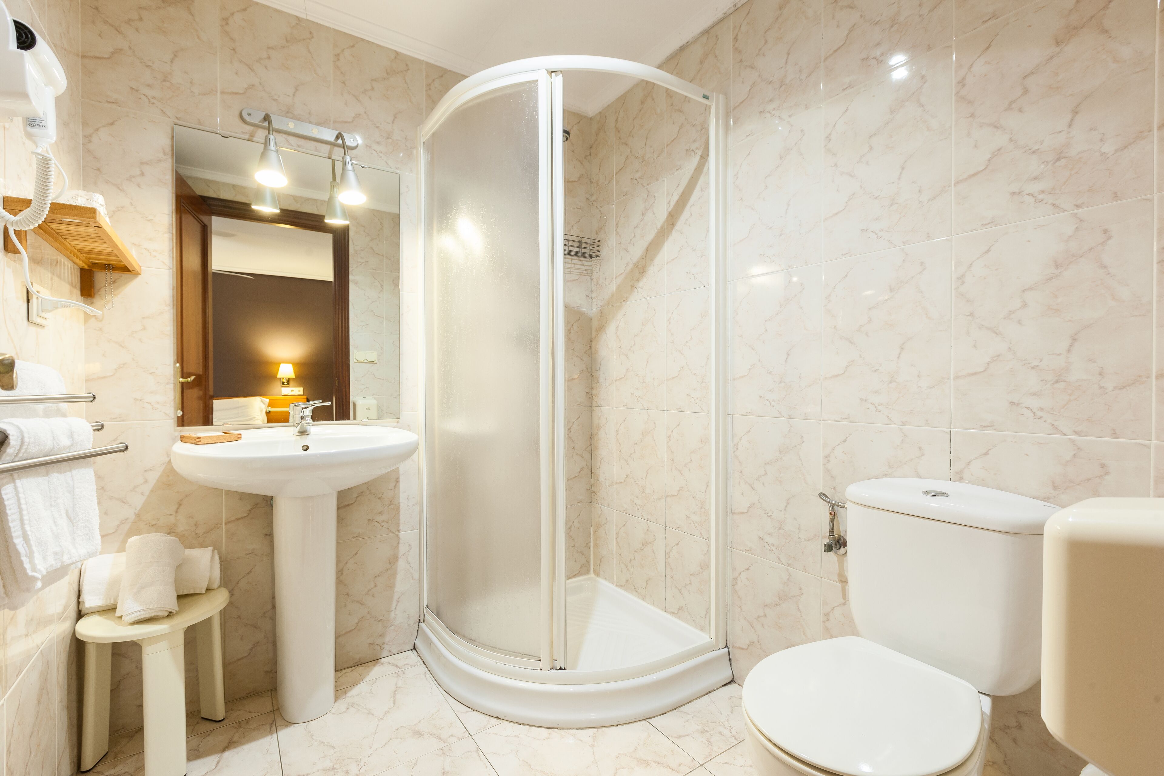 shower, free toiletries, hair dryer, towels