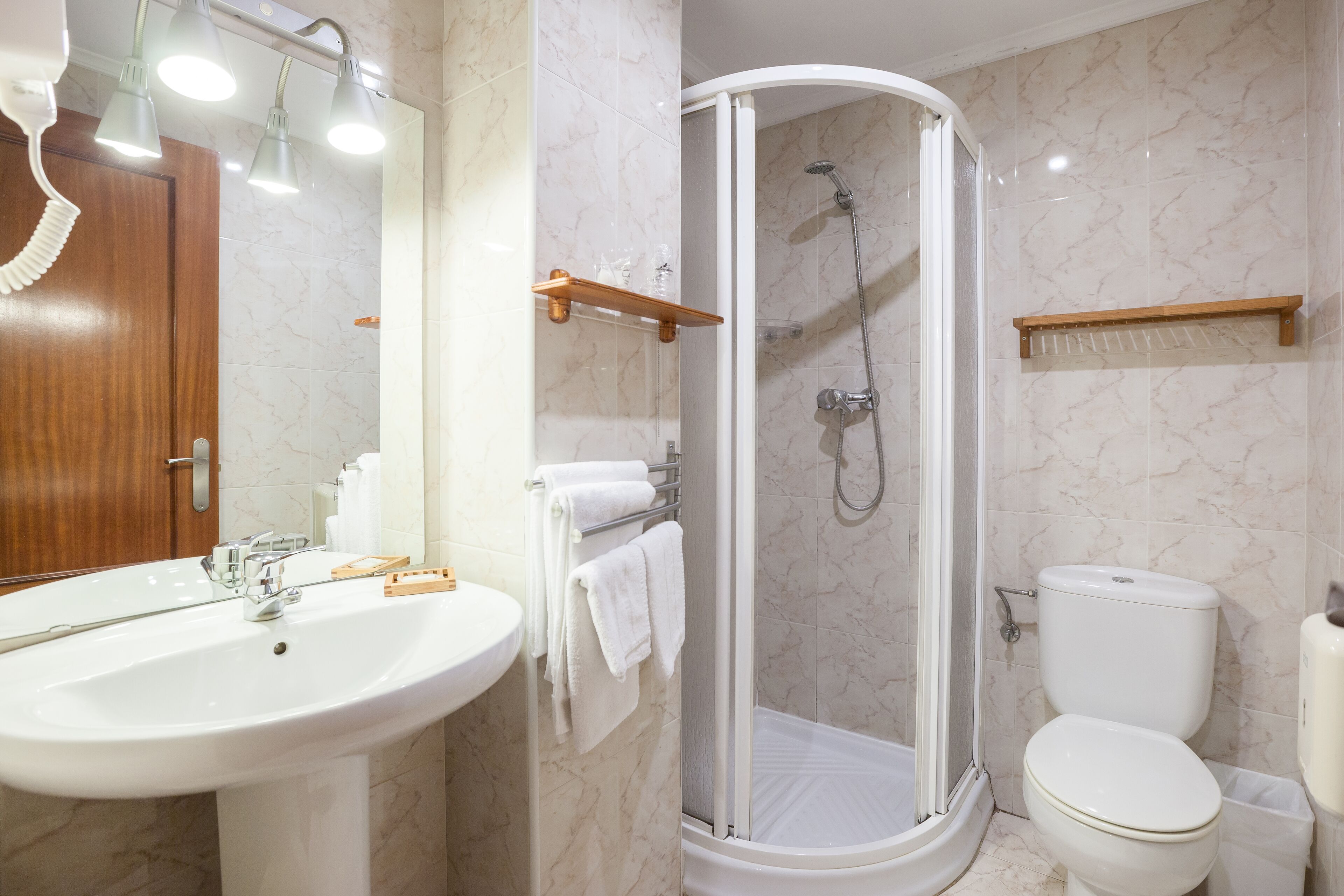 triple room | bathroom | shower, free toiletries, hair dryer, towels