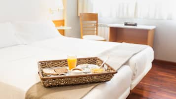 Triple Room | Desk, cribs/infant beds, rollaway beds, free WiFi