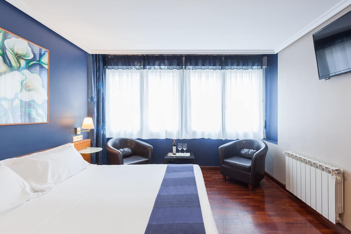 desk, cots/infant beds, rollaway beds, free wifi