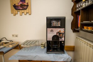 Daily continental breakfast (EUR 7 per person)