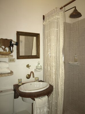 Standard Double Room, Non Smoking | Bathroom | Shower, rainfall showerhead, free toiletries, hair dryer - Finca Villa Nora (Quimbaya)