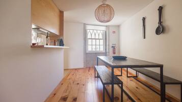 Apartamento, 2 quartos, vista para o rio | Cozinha privada | Geladeira grande, micro-ondas, fogão, cooktop