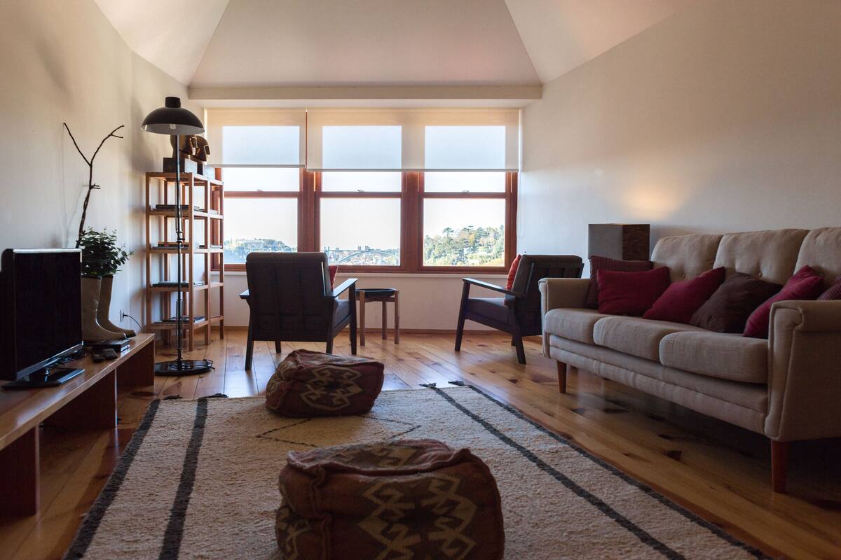 Appartamento, 2 camere da letto, vista fiume | Area soggiorno | TV a schermo piatto